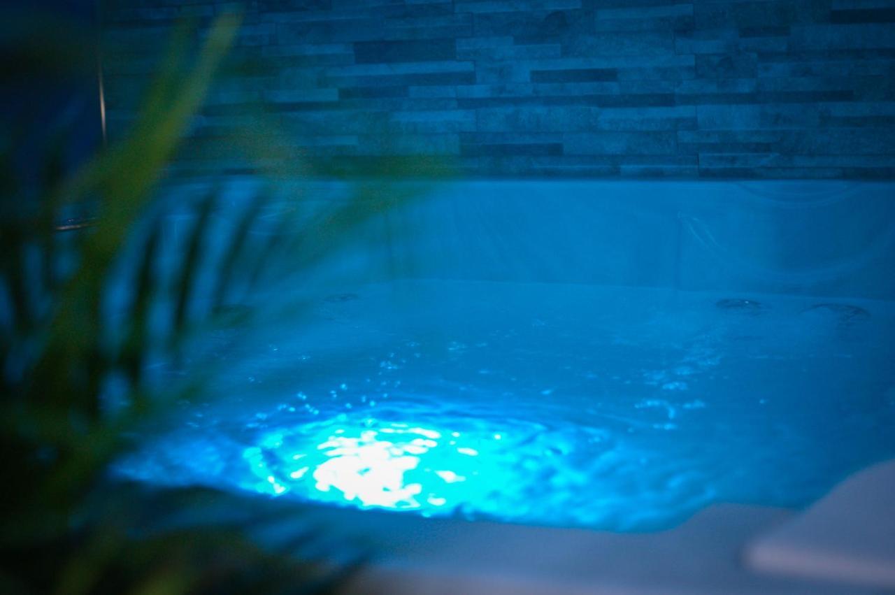 Nuit Vip Spa Sauna Privatif Le Rove Bagian luar foto